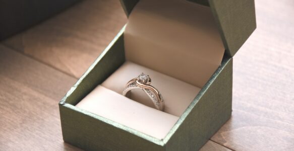 De charme van een warme ring met fonkelende steen