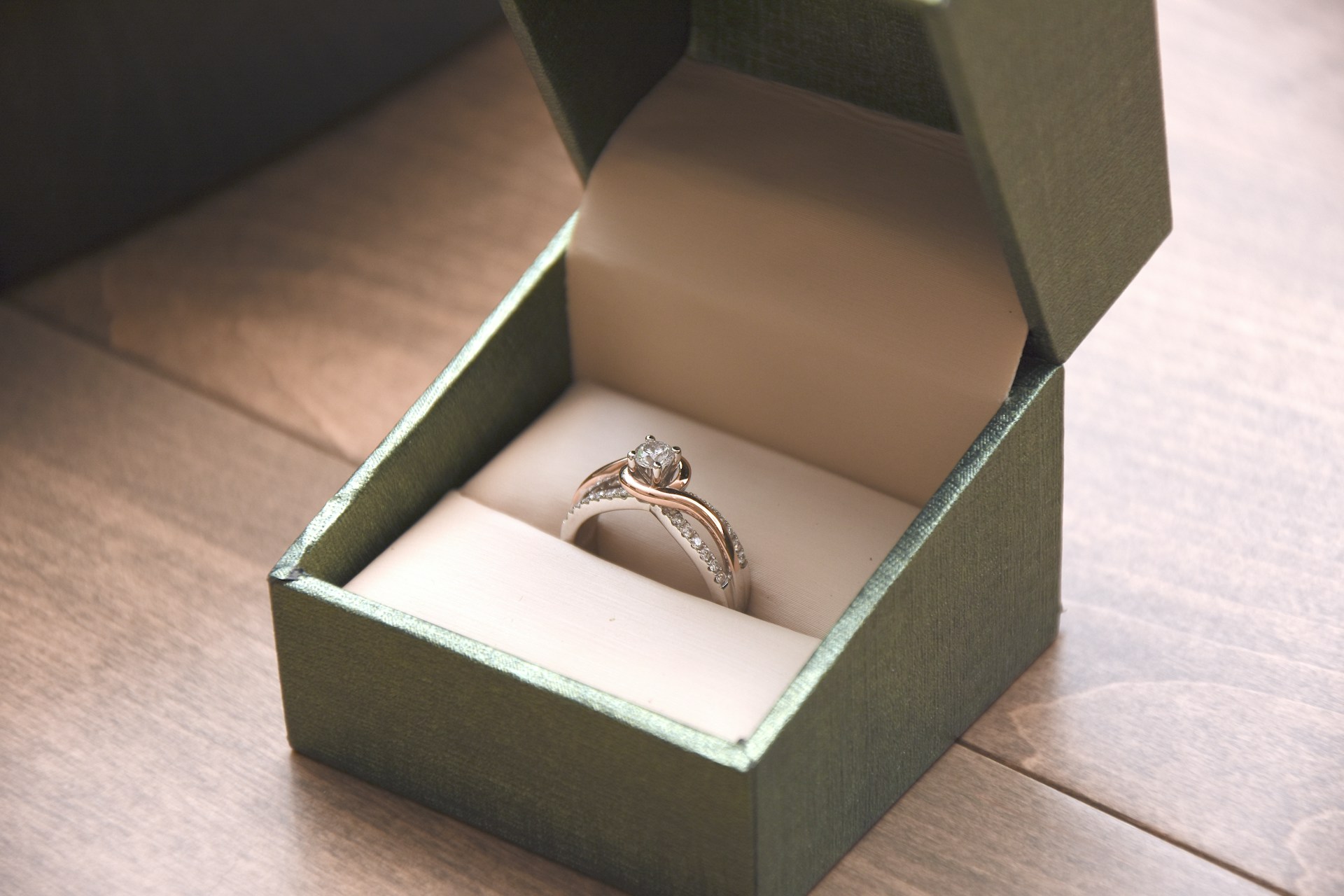 De charme van een warme ring met fonkelende steen