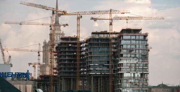 De juiste bouwkraan kiezen voor complexe bouwprocessen