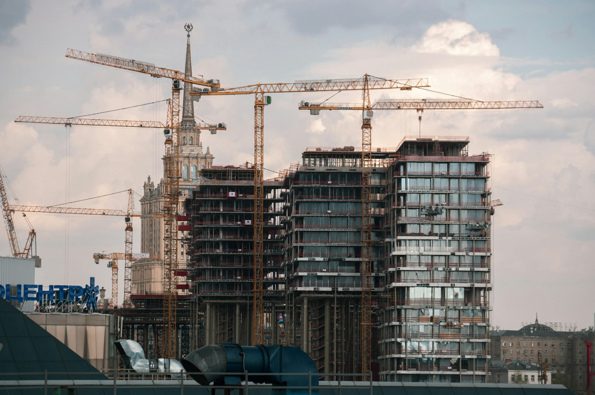De juiste bouwkraan kiezen voor complexe bouwprocessen